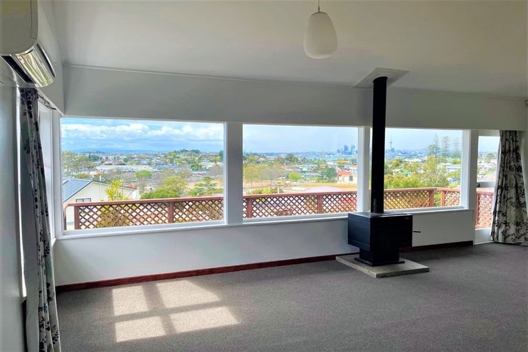Photo of property in 16 Martin Crescent, Northcote, Auckland, 0627