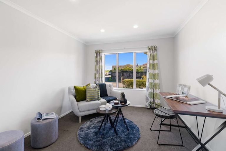 Photo of property in 37 Breaker Grove, Waiuku, 2123