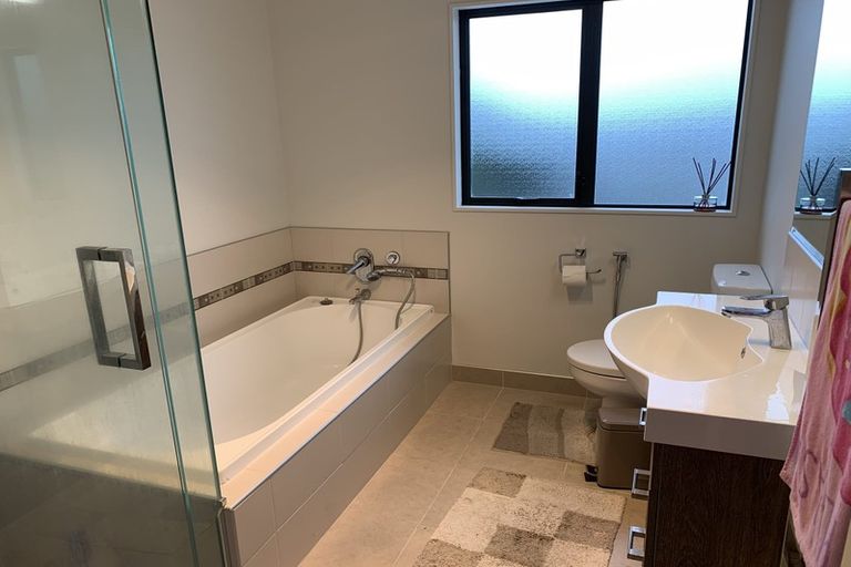 Photo of property in 1/31 Roberts Road, Glenfield, Auckland, 0629