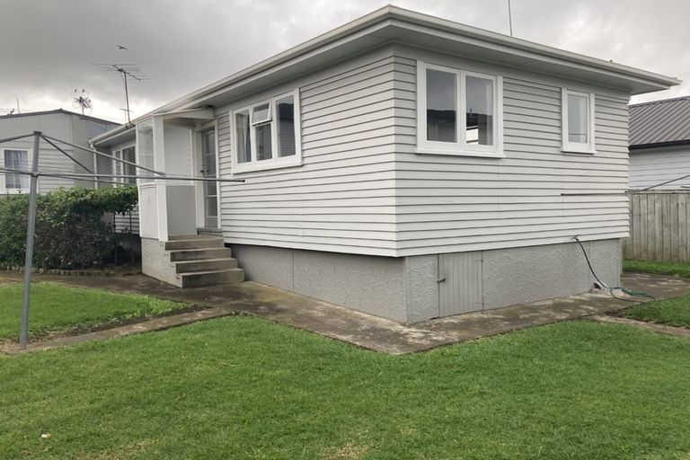 Photo of property in 15 Stamford Park Road, Mount Roskill, Auckland, 1041