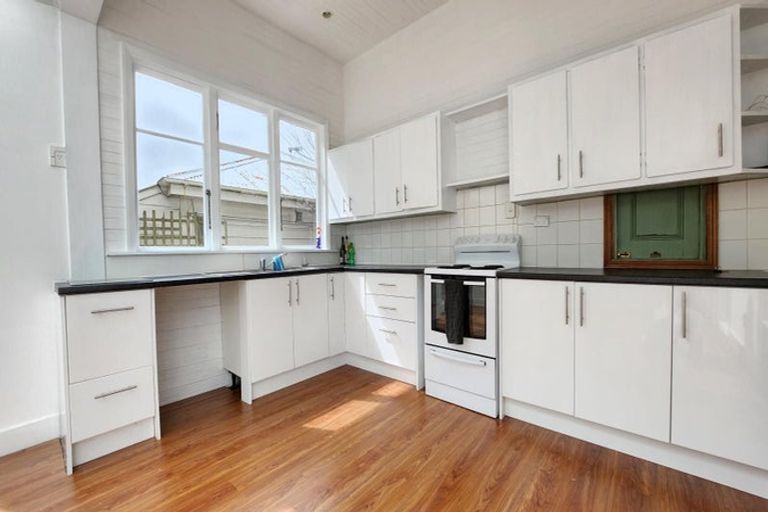 Photo of property in 72 Kelburn Parade, Kelburn, Wellington, 6012