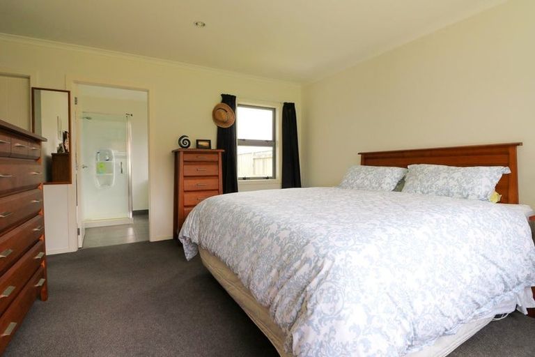 Photo of property in 1 Medallion Court, Kelvin Grove, Palmerston North, 4414