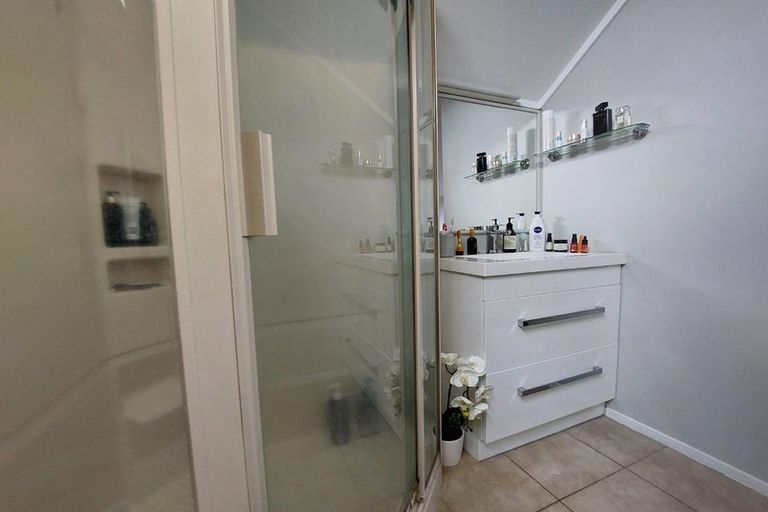 Photo of property in 2/70 Mirrabooka Avenue, Botany Downs, Auckland, 2010