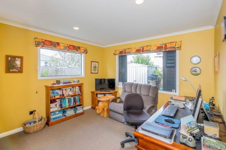 Photo of property in 8a Queenwood Road, Levin, 5510