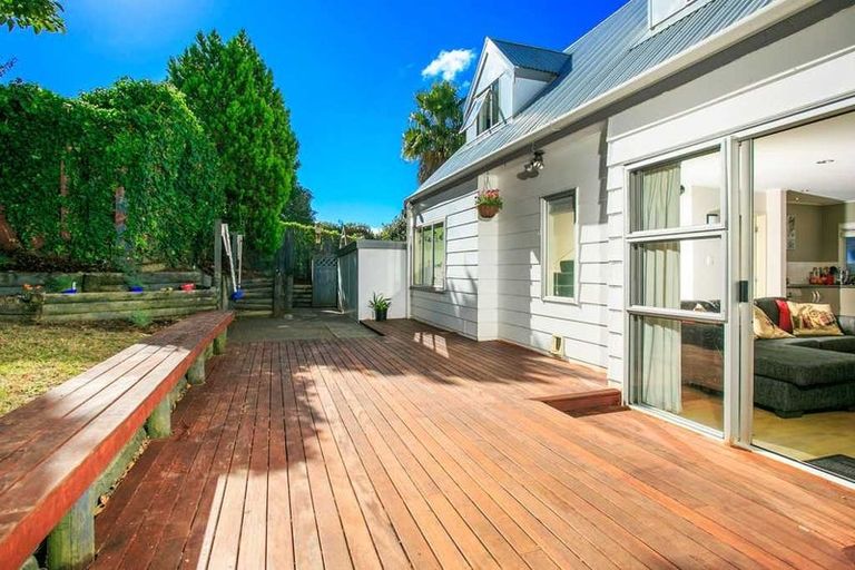 Photo of property in 2/15 Lambrown Drive, Totara Vale, Auckland, 0629