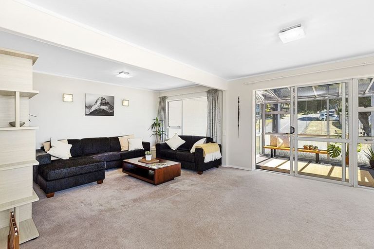 Photo of property in 52 Akaroa Drive, Maupuia, Wellington, 6022