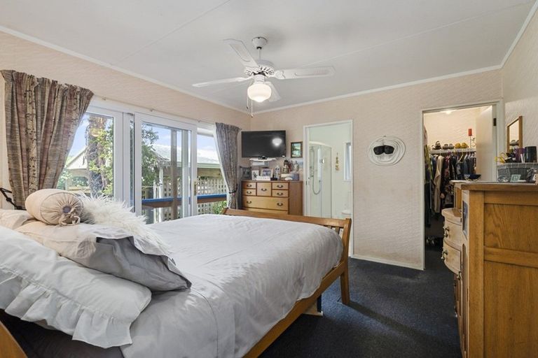 Photo of property in 4 Robert Grove, Paraparaumu, 5032