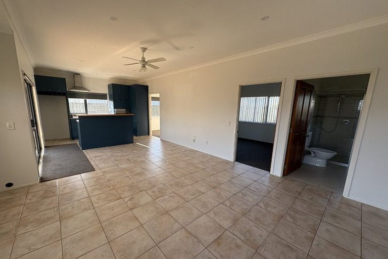 Photo of property in 76 Edgewater Drive, Pakuranga, Auckland, 2010