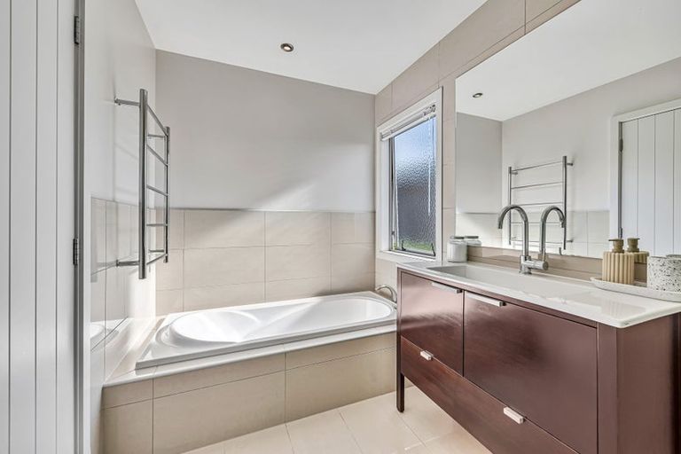 Photo of property in 2 Oakpark Place, West Harbour, Auckland, 0618