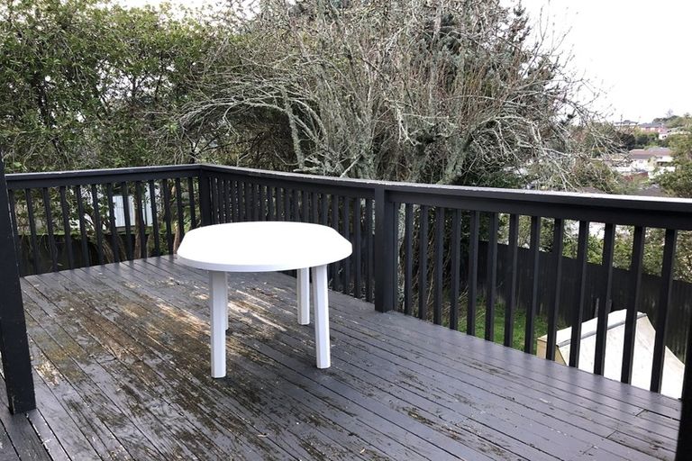 Photo of property in 3/92 Awaroa Road, Sunnyvale, Auckland, 0612