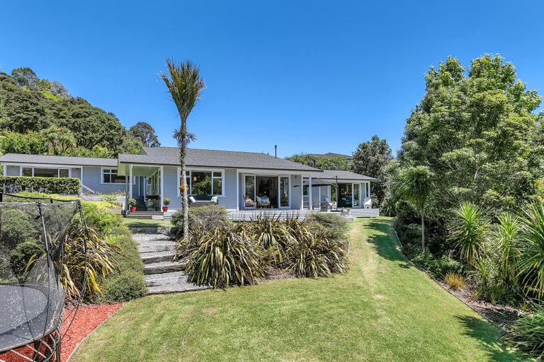 Photo of property in 42 Landing Road, Titirangi, Auckland, 0604