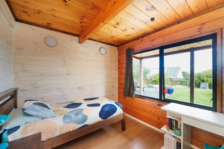 Photo of property in 21 Heathcote Place, Fitzherbert, Palmerston North, 4410