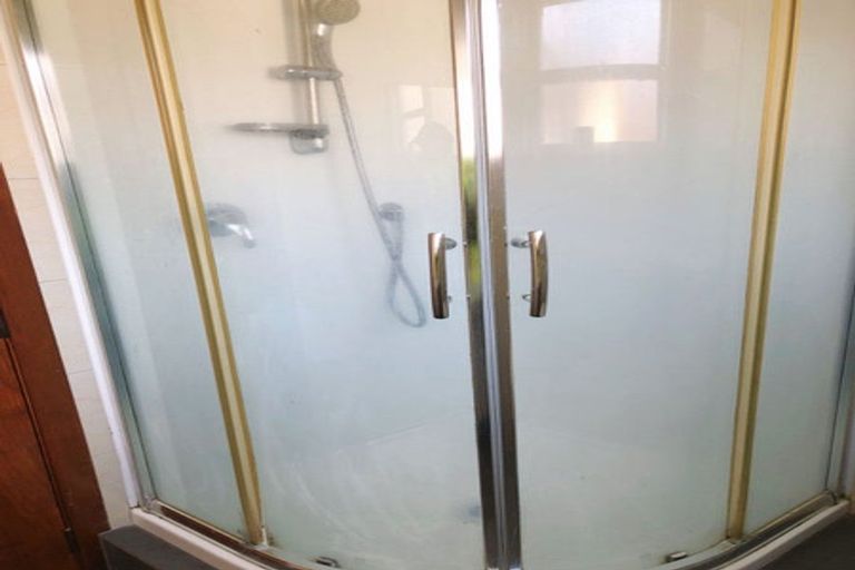 Photo of property in 3 Trinidad Road, Sunnynook, Auckland, 0620