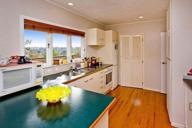 Photo of property in 17c Arran Road, Browns Bay, Auckland, 0630