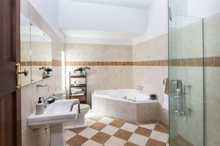 Photo of property in 121 Weston Road, St Albans, Christchurch, 8052