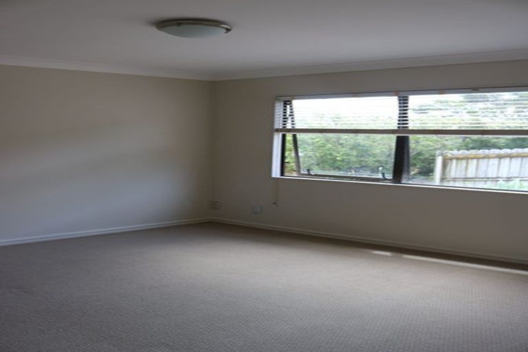 Photo of property in 26 Canary Place, Unsworth Heights, Auckland, 0632