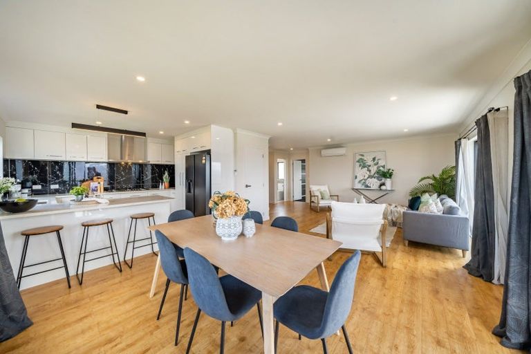 Photo of property in 8 Poto Road, Normandale, Lower Hutt, 5010