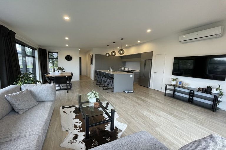 Photo of property in 2 Piper Way, Glen Avon, New Plymouth, 4312