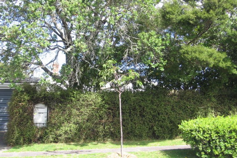 Photo of property in 23 Pupuke Road, Birkenhead, Auckland, 0627