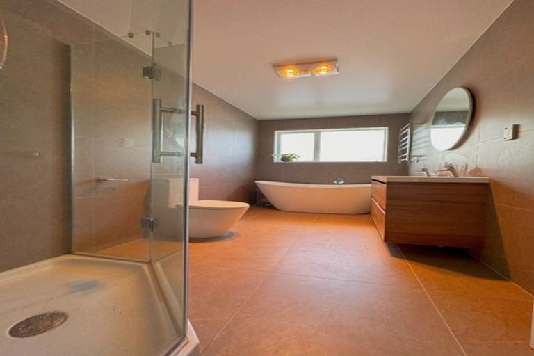 Photo of property in 17a Lake Pupuke Drive, Takapuna, Auckland, 0622