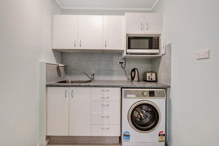 Photo of property in 32 Unsworth Drive, Unsworth Heights, Auckland, 0632