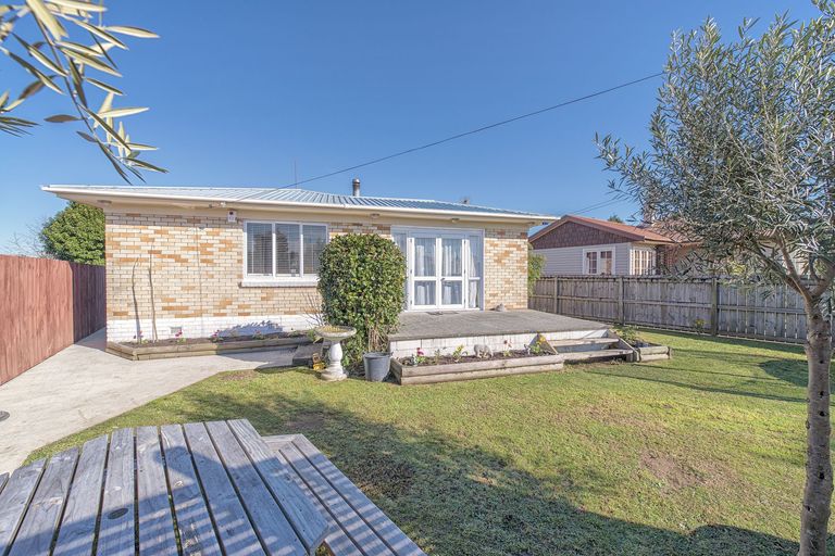 Photo of property in 30 Hill Crescent, Papakura, 2110