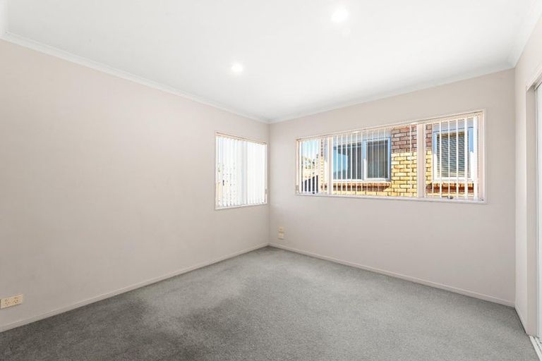 Photo of property in 42 Lilybank Crescent, East Tamaki, Auckland, 2013