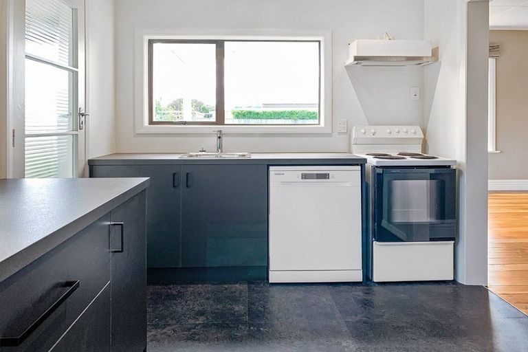 Photo of property in 11 Atkinson Street, Woodville, 4920