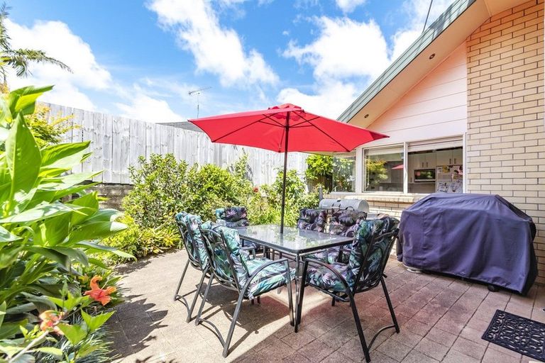 Photo of property in 2/12 Pat O'connor Place, Manurewa, Auckland, 2105