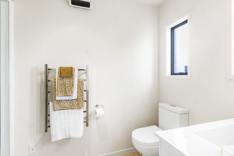 Photo of property in 20a East Coast Road, Milford, Auckland, 0620