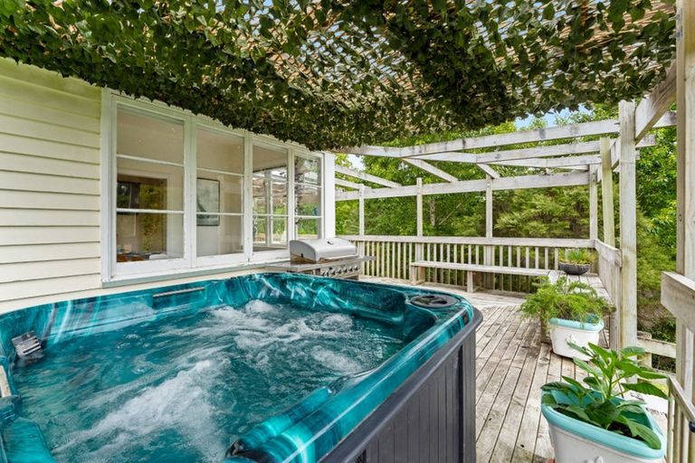 Photo of property in 2 Slater Road, South Head, Helensville, 0874