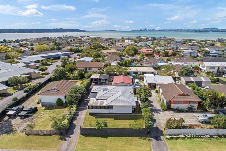 Photo of property in 48 Beach Road, Te Atatu Peninsula, Auckland, 0610