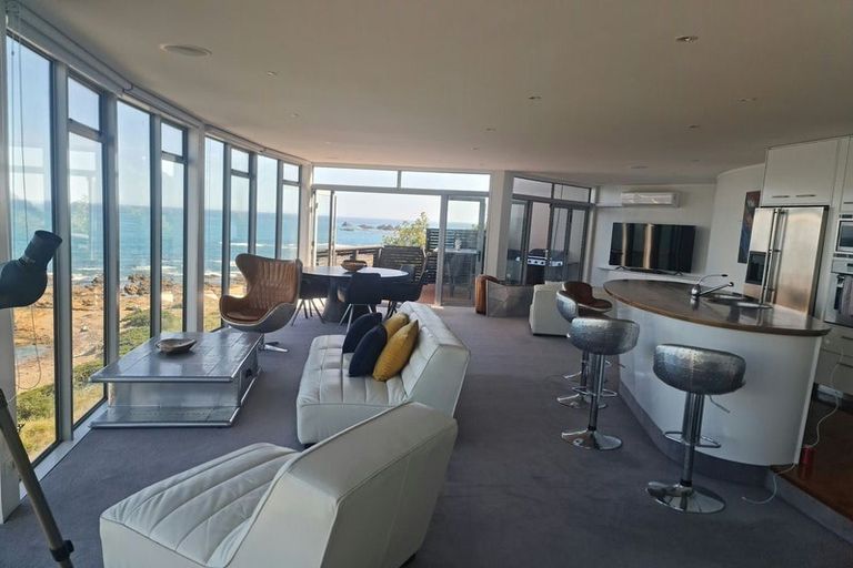 Photo of property in 114 The Esplanade, Houghton Bay, Wellington, 6023