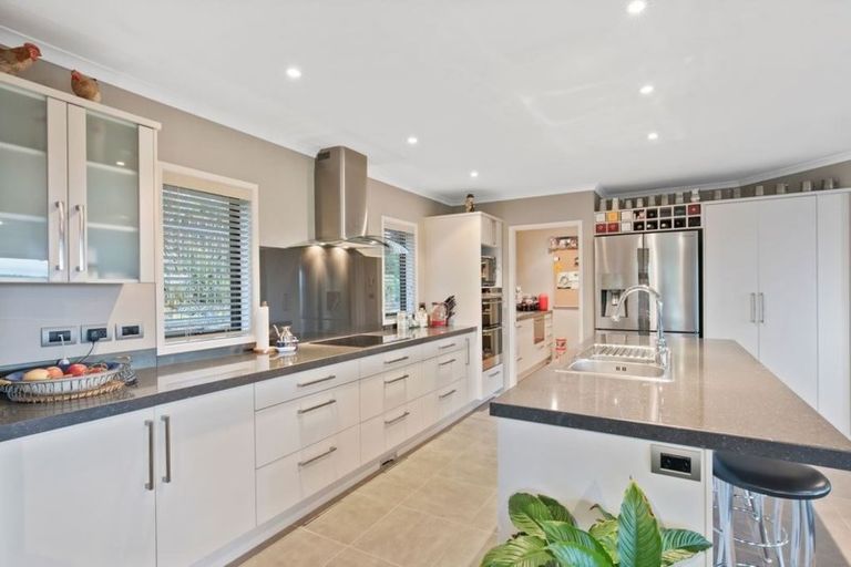 Photo of property in 81 Vaughans Road, Okura, Albany, 0792