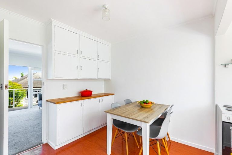 Photo of property in 2/18 Westwell Road, Belmont, Auckland, 0622