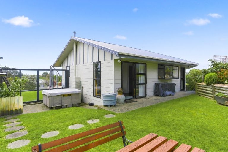 Photo of property in 2 Sunset Terrace, Waikanae Beach, Waikanae, 5036