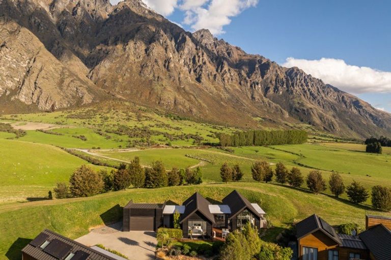 Photo of property in 37 Hackett Road, Jacks Point, Queenstown, 9371