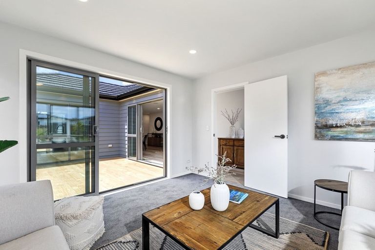 Photo of property in 33 Lumbarda Drive, Kumeu, 0810