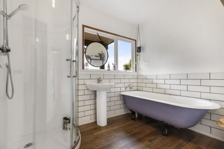 Photo of property in 74 Laingholm Drive, Laingholm, Auckland, 0604