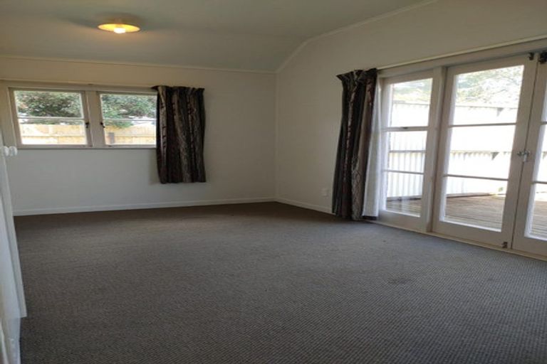 Photo of property in 42 Archibald Road, Kelston, Auckland, 0602