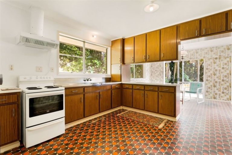 Photo of property in 5 Bush Road, Waiatarua, Auckland, 0604