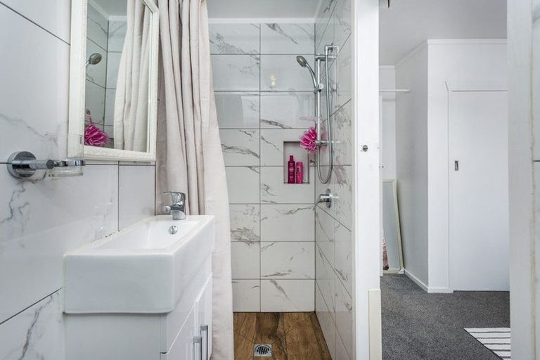 Photo of property in 11 Beaudine Avenue, Glenfield, Auckland, 0629