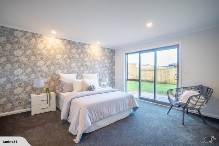 Photo of property in 5 Mediterranean Grove, Fitzherbert, Palmerston North, 4410