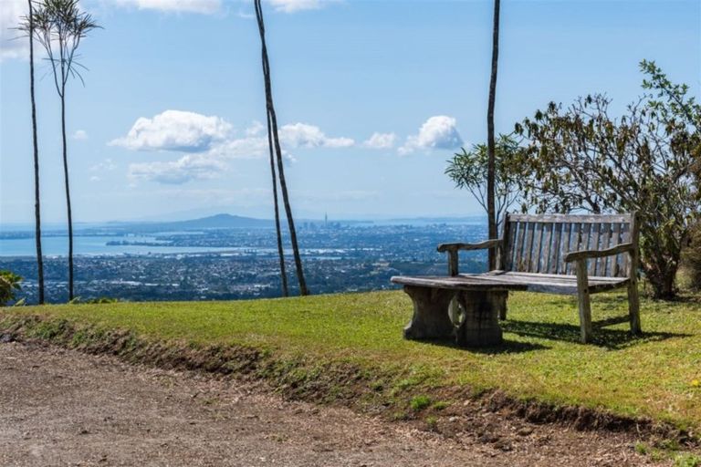 Photo of property in 531 Scenic Drive, Waiatarua, Auckland, 0612