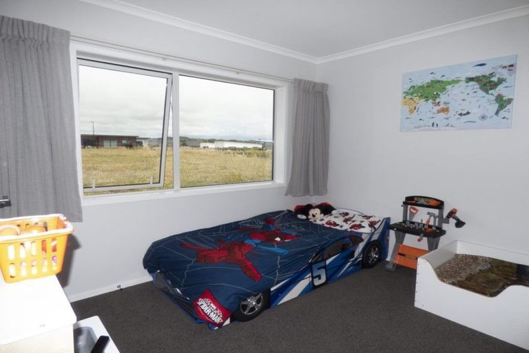 Photo of property in 12 Oakmont Crescent, Waiwhakaiho, New Plymouth, 4312