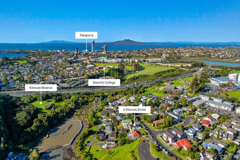 Photo of property in 1/13a Kitewao Street, Northcote, Auckland, 0627