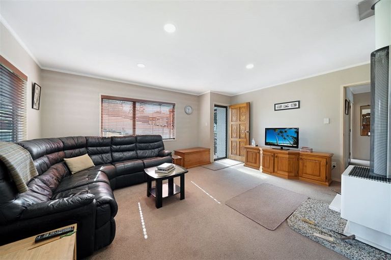 Photo of property in 12 Talavera Place, Te Atatu South, Auckland, 0602