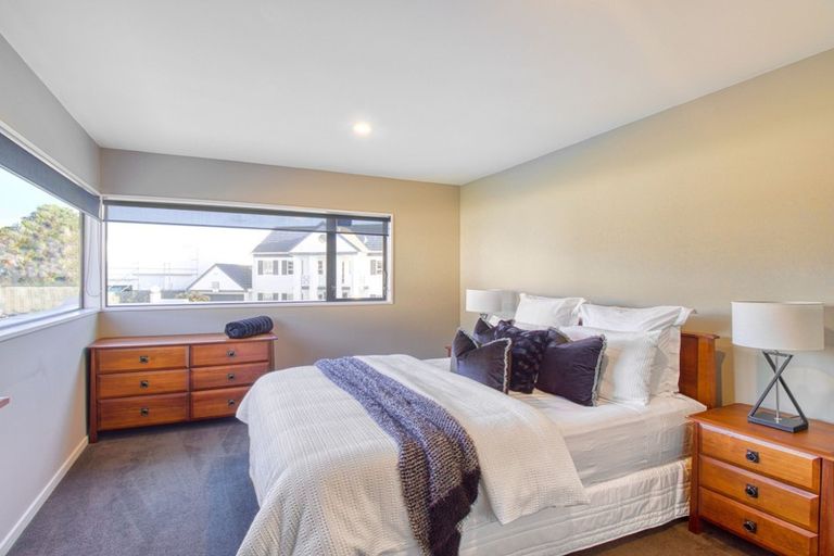 Photo of property in 20 Countess Close, Maupuia, Wellington, 6022