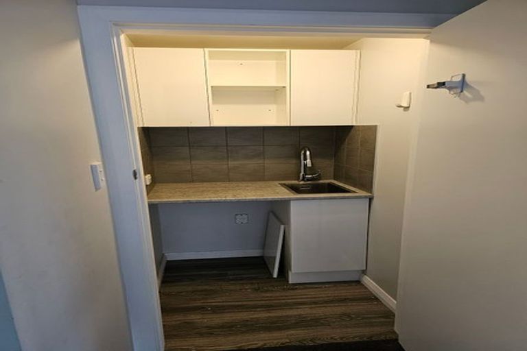 Photo of property in 1 Taylor Terrace, Tawa, Wellington, 5028