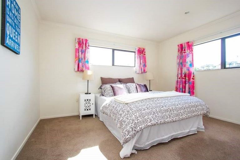 Photo of property in 23 Medallion Drive, Oteha, Auckland, 0632
